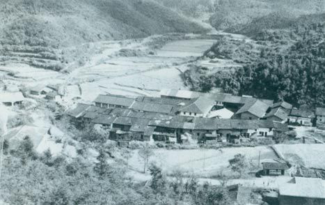 1929年3月14日，毛澤東同朱德指揮紅四軍進攻長嶺寨，殲敵兩千余人，擊斃敵旅長郭鳳鳴，乘勝占領長汀城。圖為長嶺寨。