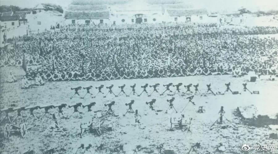 1932年4月20日，由紅一軍團(tuán)和紅五軍團(tuán)組成的東路軍攻占漳州，圖為攻占漳州后的部隊(duì)情形。