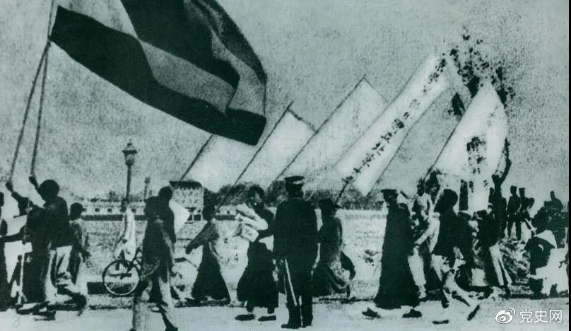 1919年5月4日，北京爆發(fā)學(xué)生反帝愛國運動。這是北京大學(xué)學(xué)生的示威游行隊伍。