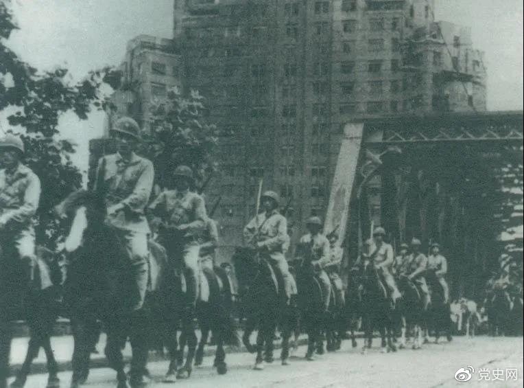 　　1949年5月，人民解放軍殲滅退守上海的敵軍15萬人，解放了這個中國最大的城市。圖為解放軍進駐上海。